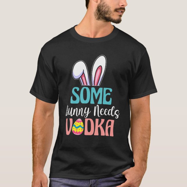 Camiseta Um coelhinho precisa de Vodka, Páscoa de vidro. (Frente)