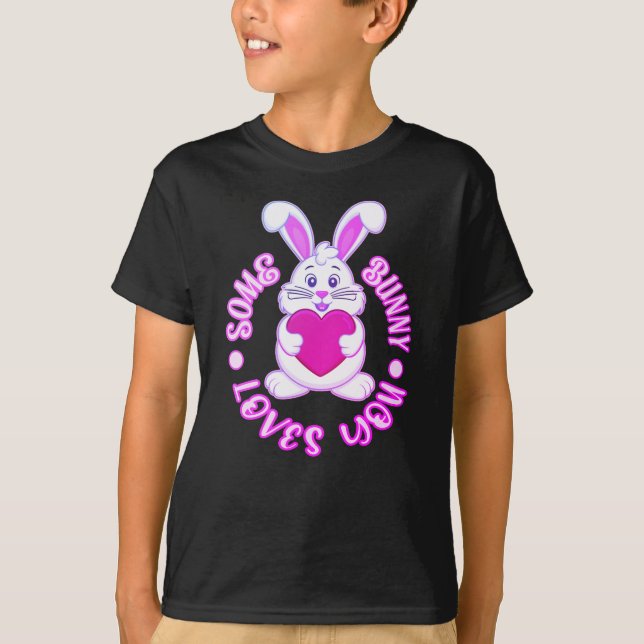Camiseta Um Coelhinho Te Ama Páscoa Coelhinho (Frente)