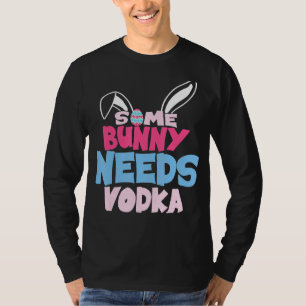 Camiseta Um coelho precisa de Bebendo de Páscoa de Vodka co