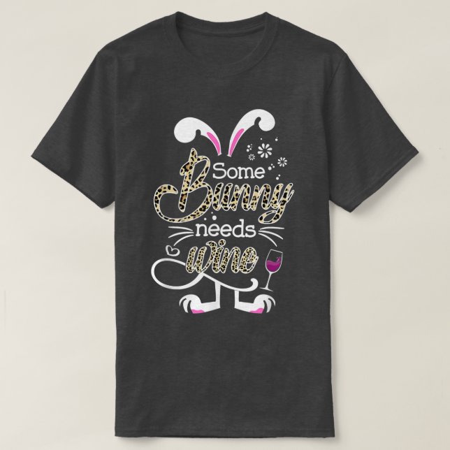 Camiseta Um coelho precisa de vinho Primavera de coelho de  (Frente do Design)