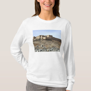 Camiseta Um composto fortificado na vila de Akbar KH
