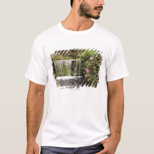 Camiseta Um córrego e uma cachoeira no parque nacional de