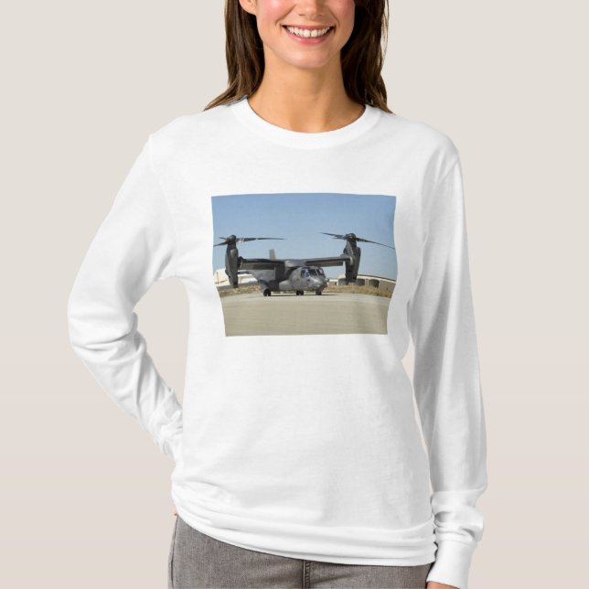 Camiseta Um CV-22 Osprey prepara-se para a descolagem (Frente)