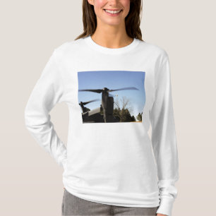 Camiseta Um CV-22 Osprey se prepara para decolar