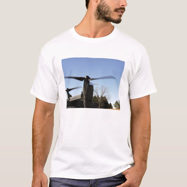 Camiseta Um CV-22 Osprey se prepara para decolar (Frente)
