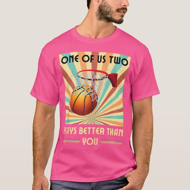 Camiseta Um De Nós Dois Joga Melhor Que Você No Basquete (Frente)