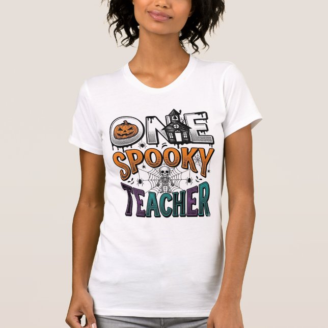 Camiseta Um Design de Vetor de Halloween de um Professor As (Frente)