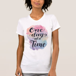 Camiseta "Um Dia de Cada Vez" Citação Inspiradora