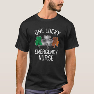 Camiseta Um Dia de São Patrício De Enfermeira De Emergên
