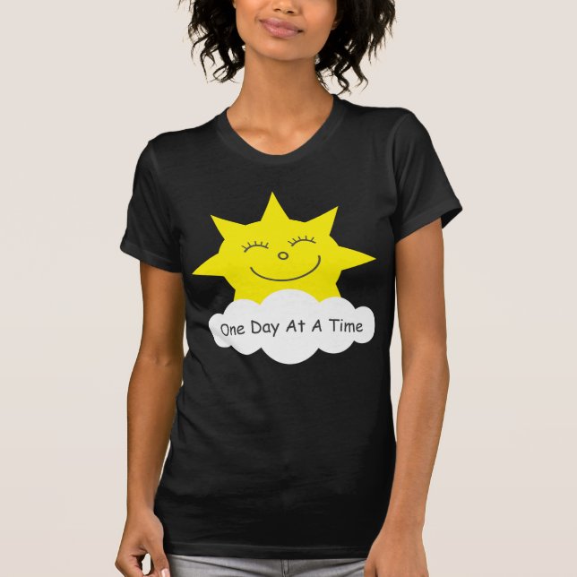 Camiseta "Um dia de t-shirt feliz do sol de cada vez" (Frente)