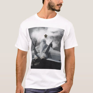 Camiseta Um diretor de cabina de voo sinaliza F/A-18F