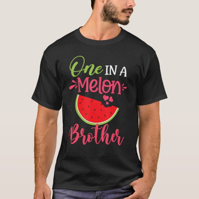 Camiseta Um Em Um Aniversário Da Família Melon Brother Wate (Frente)