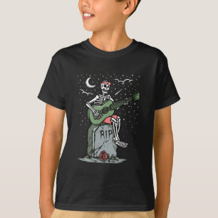 Camiseta Um esqueleto tocando violão na cova