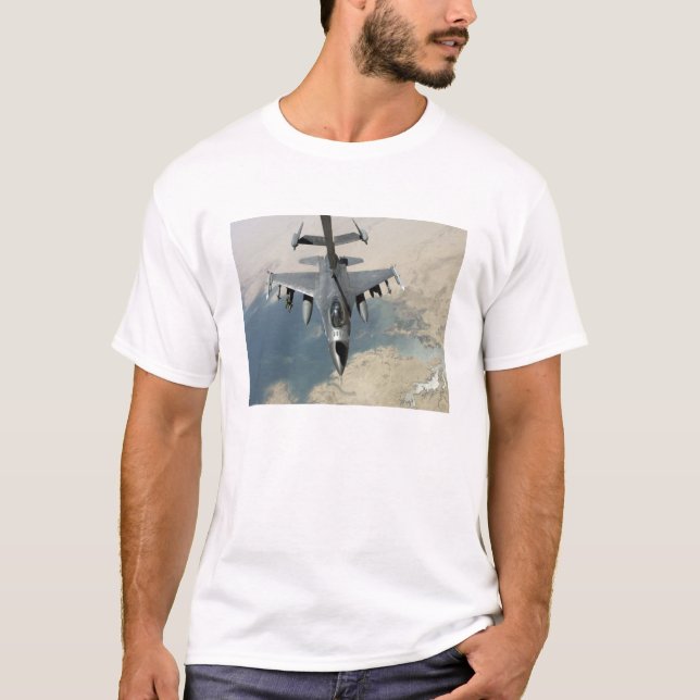 Camiseta Um F-16 de combate aos refúgios falcônicos (Frente)