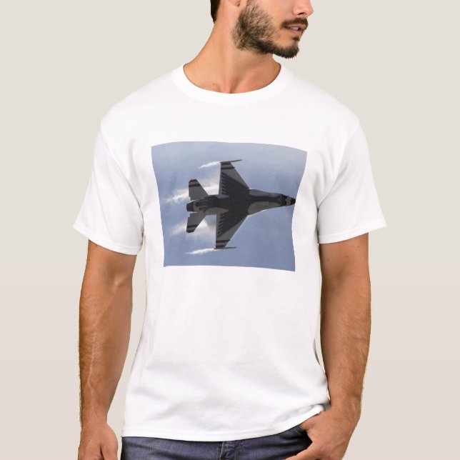Camiseta Um Falcão de Combate F-16 puxa o G (Frente)