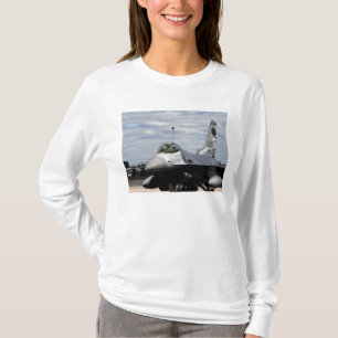 Camiseta Um falcão F-16 de combate