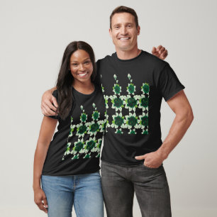 Camiseta Um filhote de recuperação de ouros fica em um camp