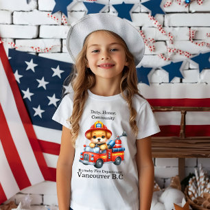 Camiseta Um fofo bombeiro dirige um caminhão em miniatura