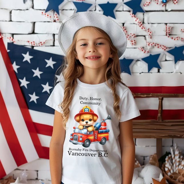 Camiseta Um fofo bombeiro dirige um caminhão em miniatura (Criador carregado)