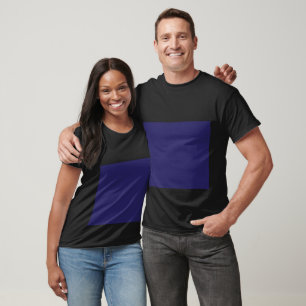 Camiseta um fundo azul com um relógio
