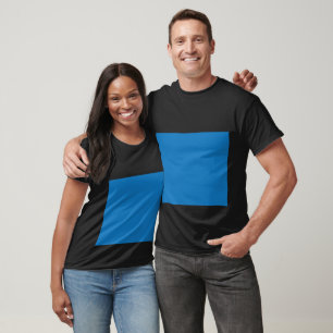Camiseta um fundo azul com um relógio preto e branco