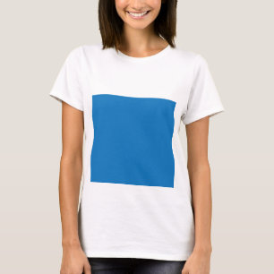 Camiseta um fundo azul com um relógio preto e branco