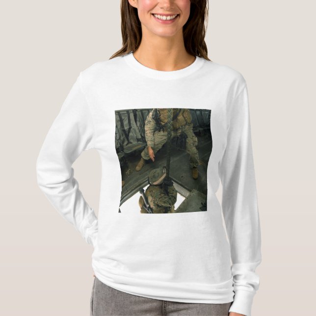 Camiseta Um fuzileiro manda um companheiro para o inferno (Frente)