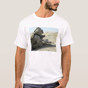 Camiseta Um fuzileiro naval ateia fogo a um rifle de