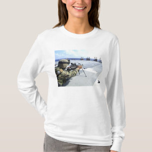 Camiseta Um fuzileiro naval dos E.U. que ajusta sua arma