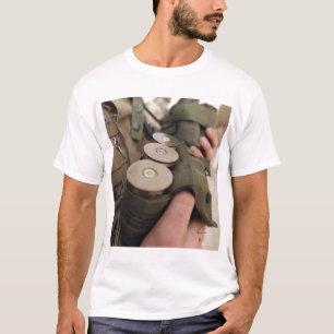 Camiseta Um fuzileiro naval embala punhados de granadas de