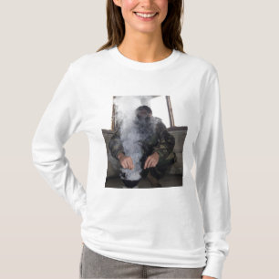 Camiseta Um fuzileiro naval enche a câmara de gás com mai