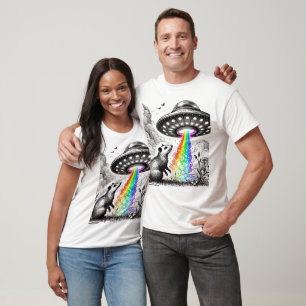 Camiseta Um gambá com alguns pássaros e um OVNI