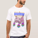 Camiseta Um gatinho de Hanukkah<br><div class="desc">O divertimento do gatinho feliz adorável de Hanukkah que gira dreidels na frente de um menorah judaico tradicional é perfeito para presentes de Chanukah e ideias do presente para os feriados.</div>