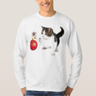 Camiseta Um gatinho decora sua árvore de Natal
