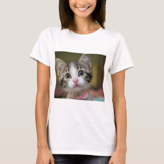 Camiseta Um gatinho fofo com olhos verdes