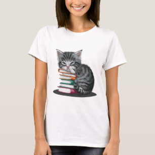 Camiseta Um gatinho sonolento amontoado com uma pilha de li