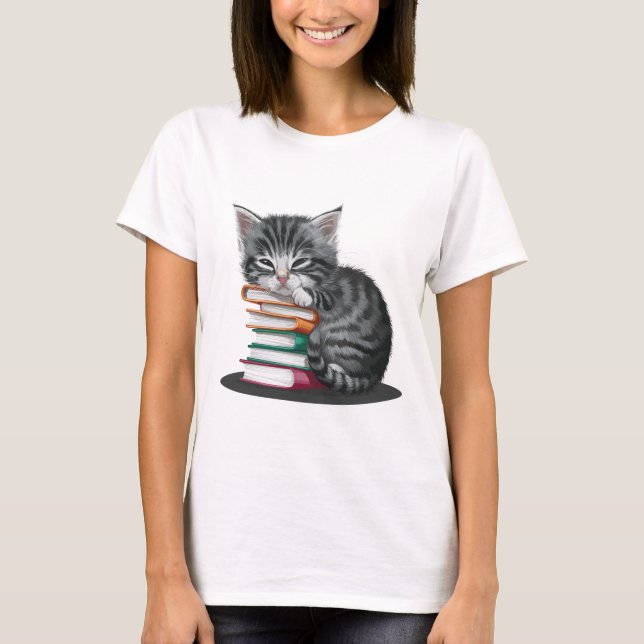 Camiseta Um gatinho sonolento amontoado com uma pilha de li (Frente)