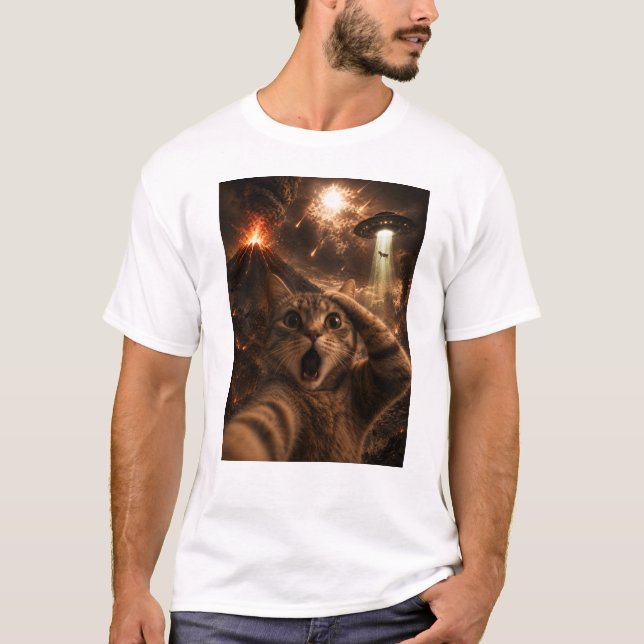 Camiseta Um gato chocado com Caos ao fundo (Frente)