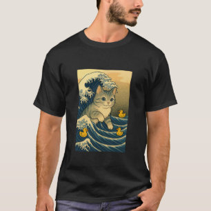 Camiseta Um gato engraçado numa onda do mar com três patos