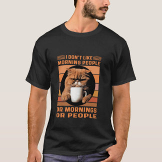 Camiseta Um Gato Persa Animado Bebendo Seu Café da Manhã