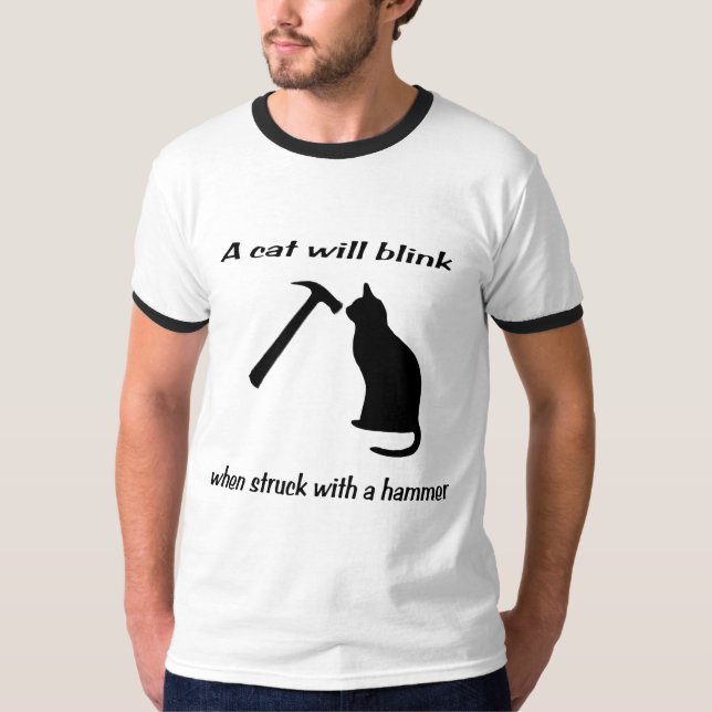 Camiseta Um gato piscará quando golpeado com um martelo (Frente)