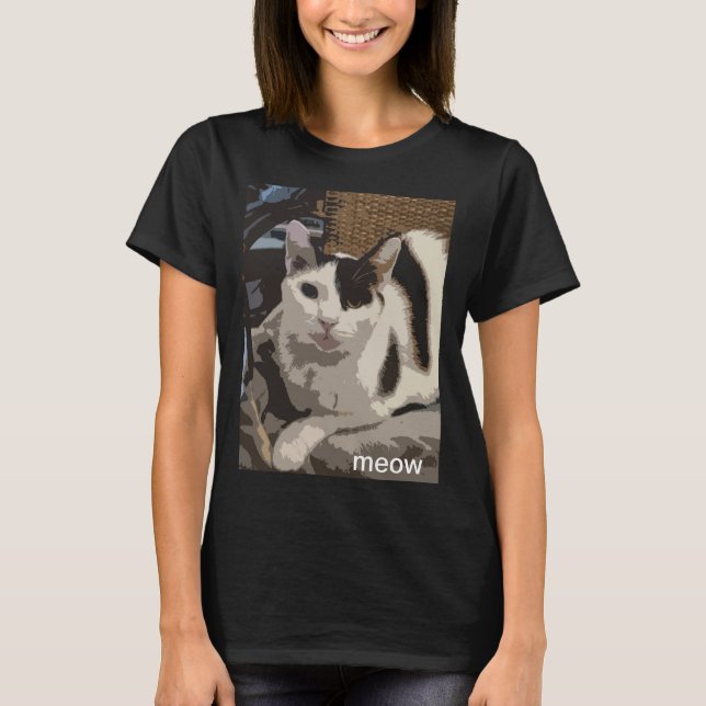 Camiseta Um gato preto e branco na cadeira da cozinha. Miau (Frente)