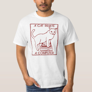 Camiseta Um gato restaura um computador