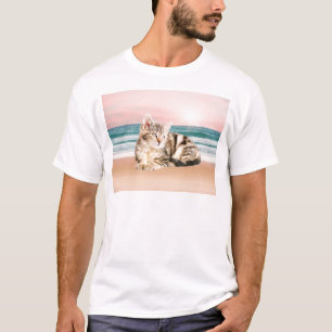 Camiseta Um gato riscado mais bonito sentado na praia com o