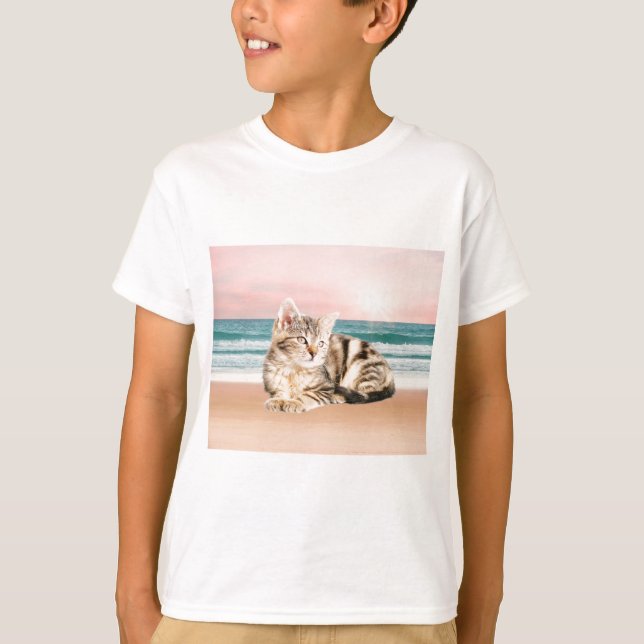 Camiseta Um gato riscado mais bonito sentado na praia com o (Frente)
