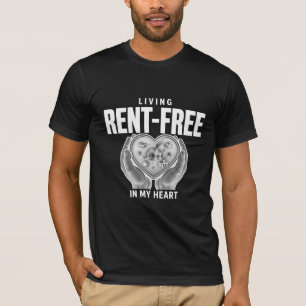 Camiseta Um gráfico preto e branco com duas mãos segurando