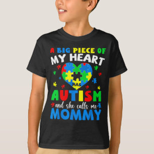 Camiseta Um grande pedaço do coração tem autismo e chama de