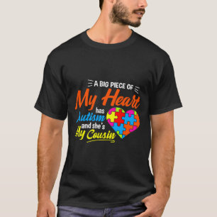 Camiseta Um Grande Pedaço Do Meu Coração Tem Autismo