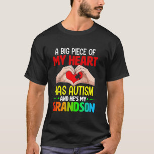 Camiseta Um Grande Pedaço do Meu Coração Tem Autismo e É Me