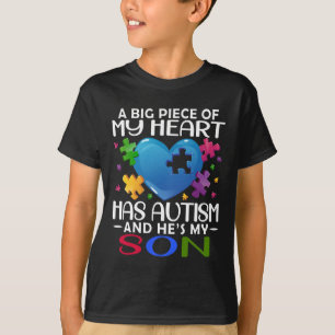 Camiseta Um grande pedaço do meu coração tem autismo e é me